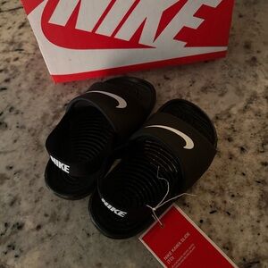 Brand NEW- Nike Black Slide Sandals with Textured Footbed. (Size 7C Toddler)